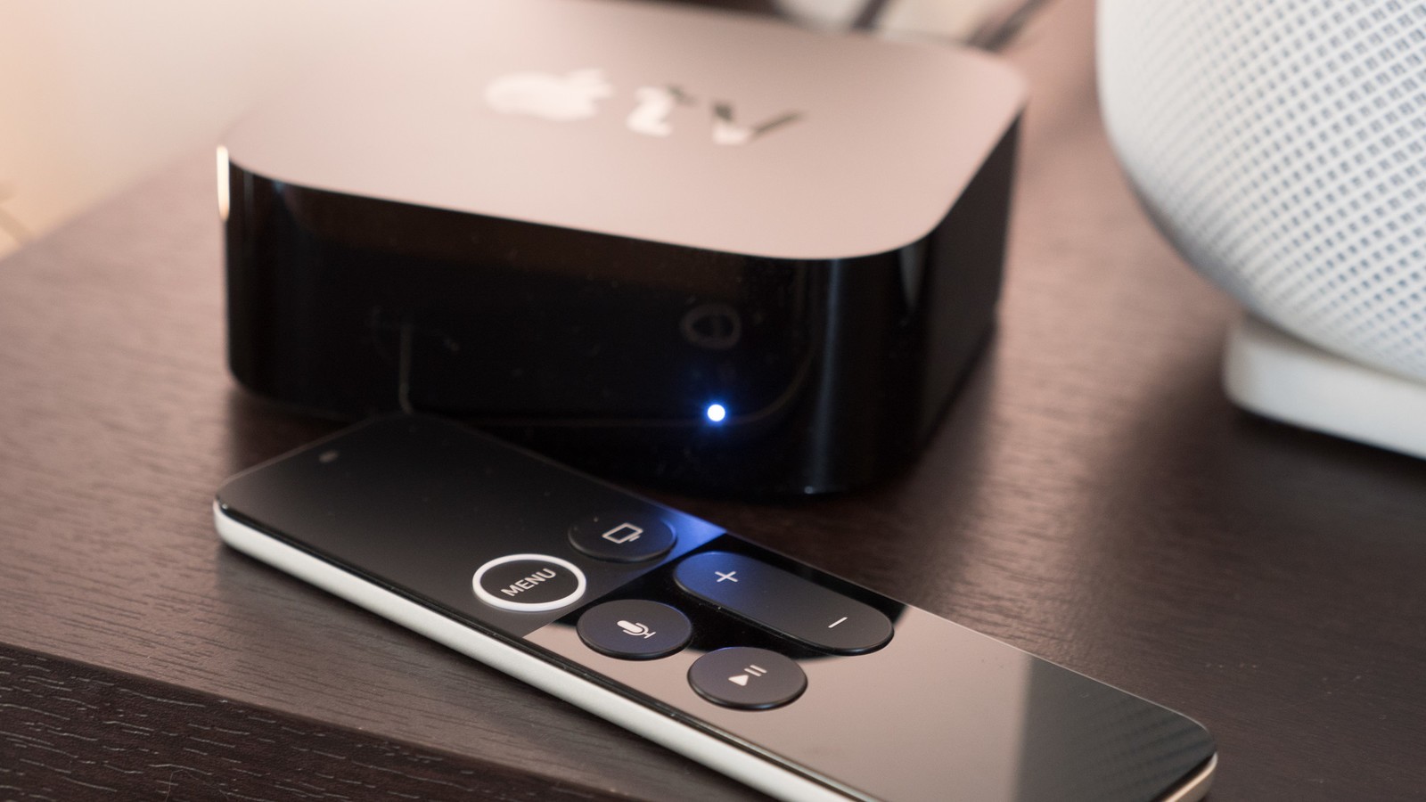 Apple TV на столе