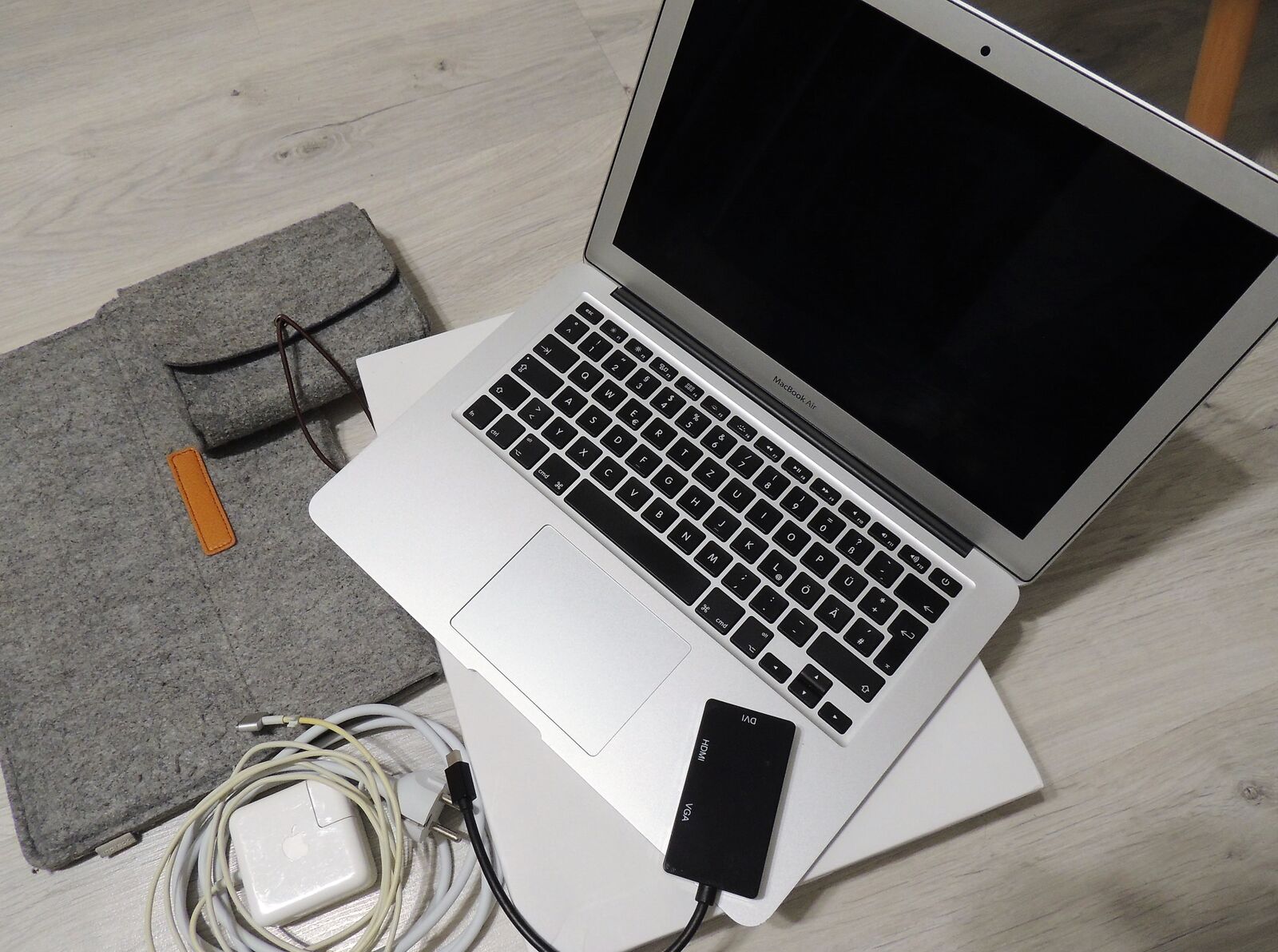 Macbook Air 13 2015 8 GB/128 GB СУПЕРстан завод.упак. Сумка переходник