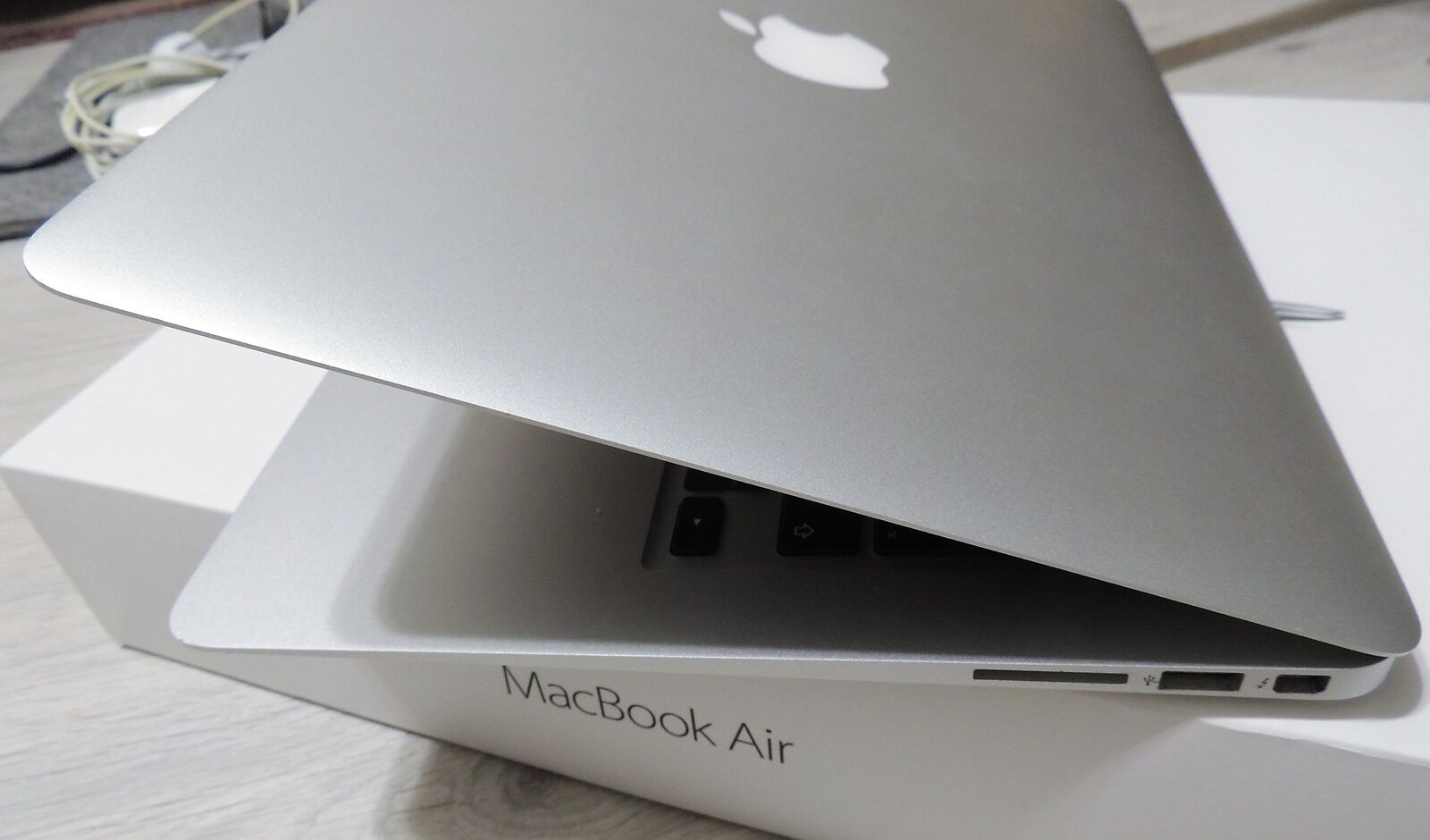 Macbook Air 13 2015 8 GB/128 GB СУПЕРстан завод.упак. Сумка переходник