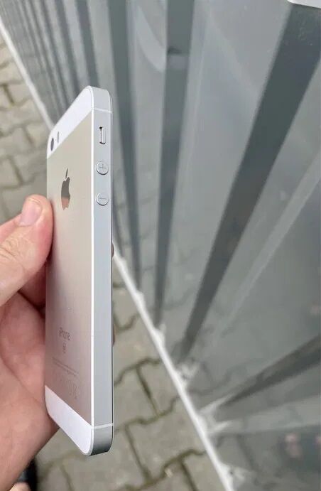IPhone SE 64gb Silver Идеальный