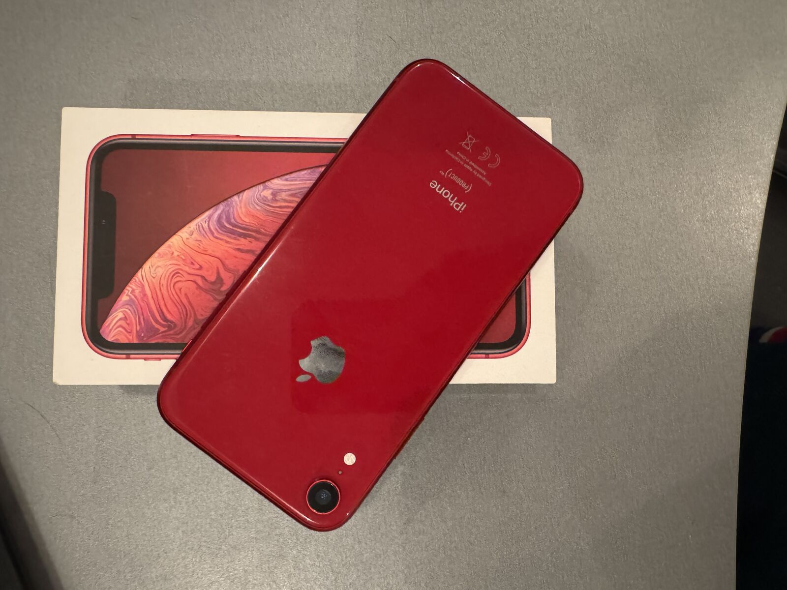 iPhone xr красного цвета 