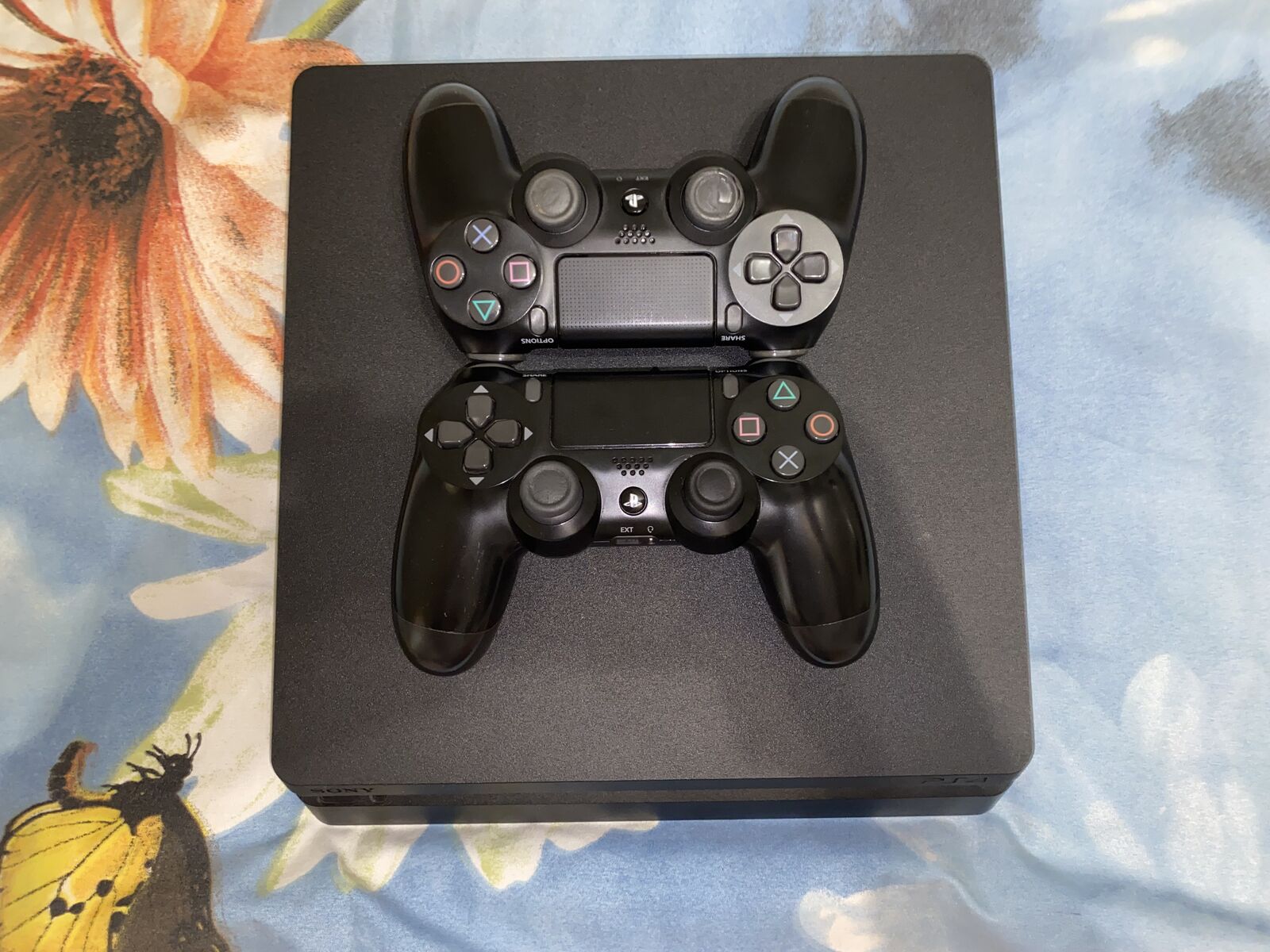 продаю PS4 Slim 1tb