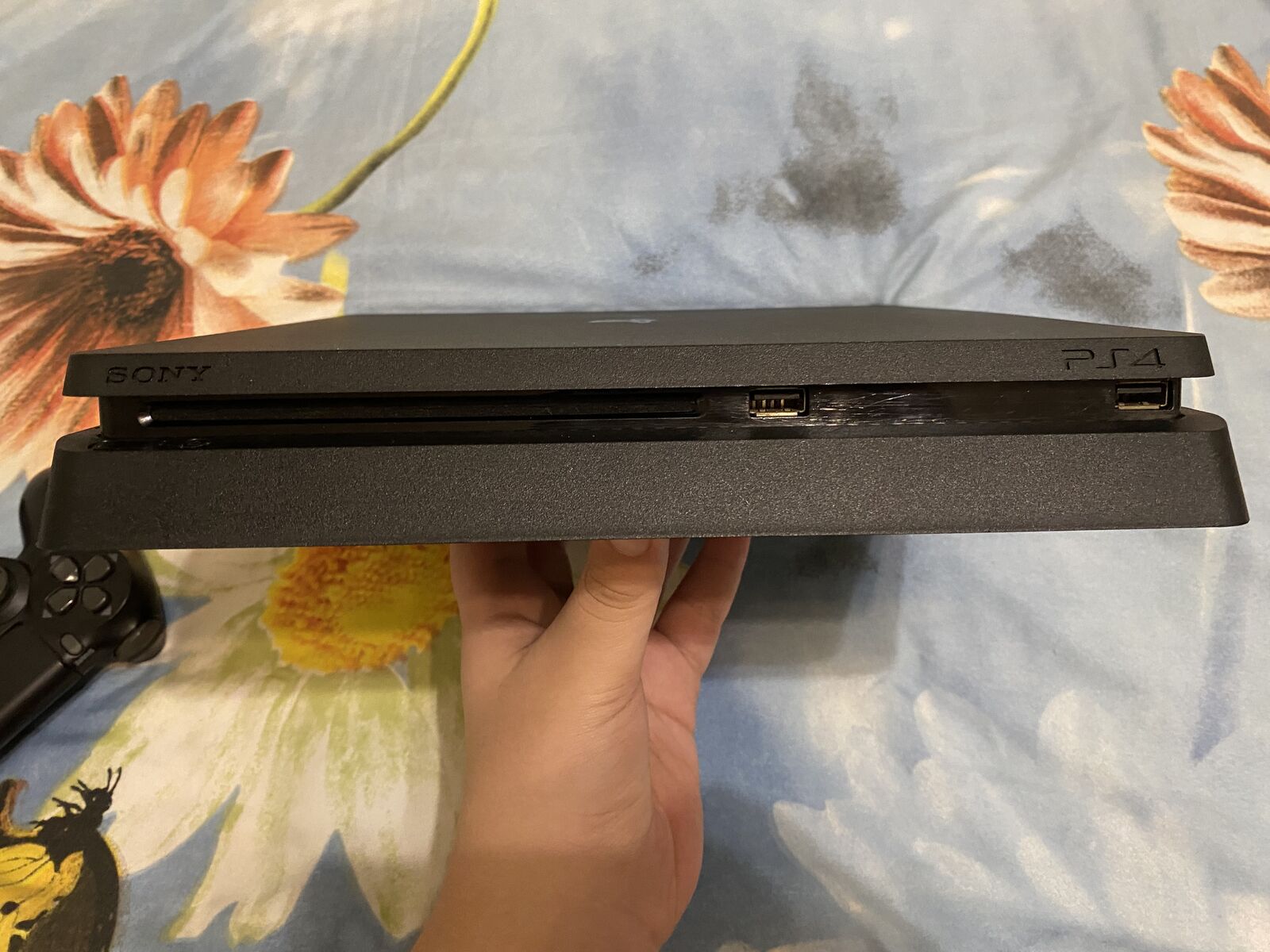 продаю PS4 Slim 1tb