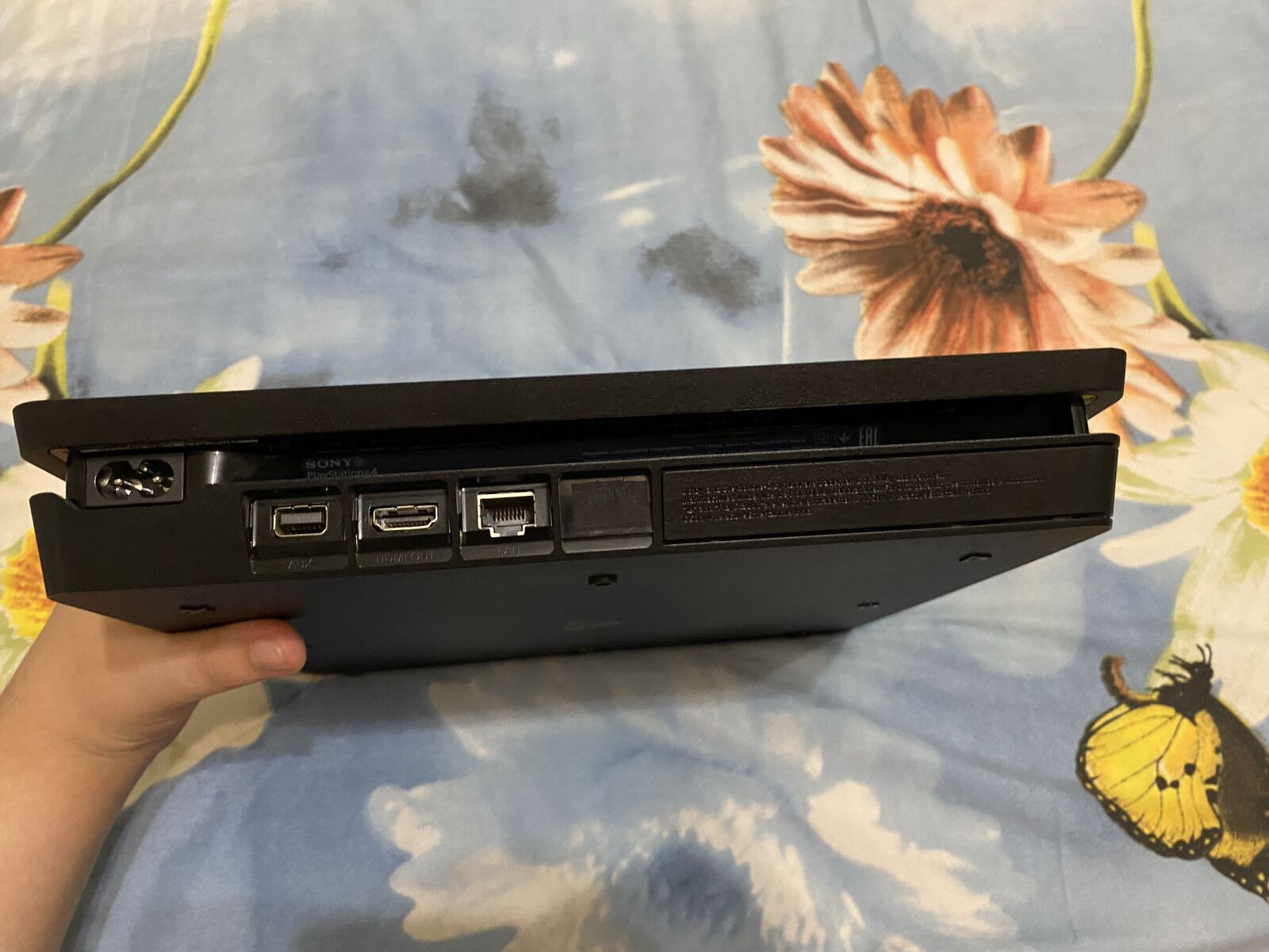 продаю PS4 Slim 1tb