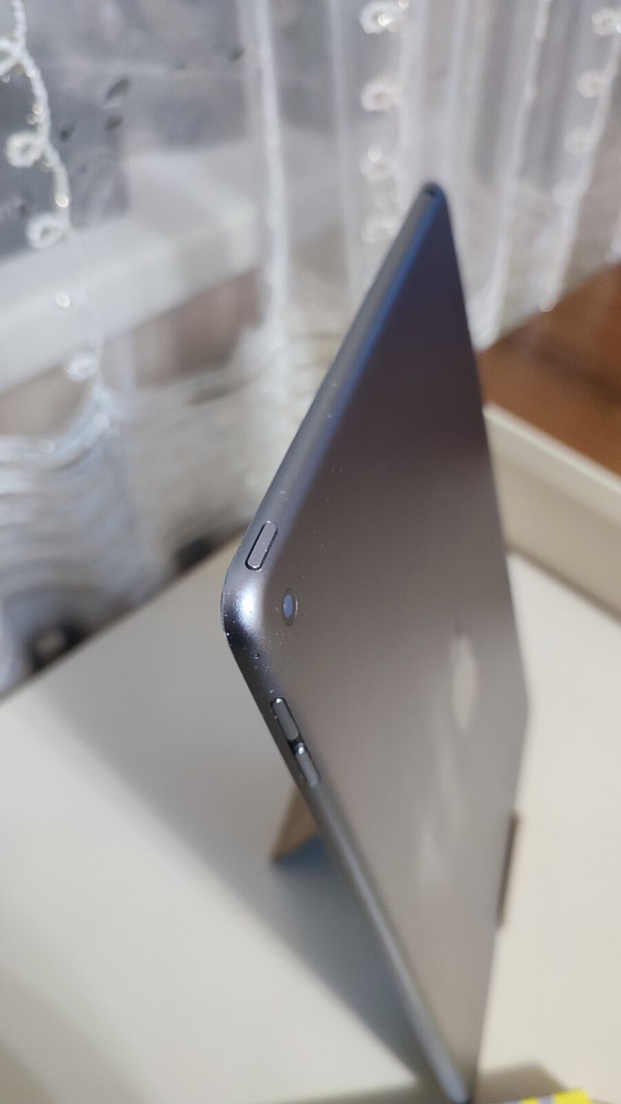 Продам планшет Apple iPad Air 2 Wi-Fi 2/16GB,стан відмінний.