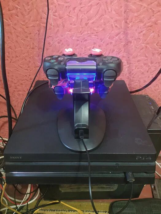 Продам PS4 Pro 1Tb