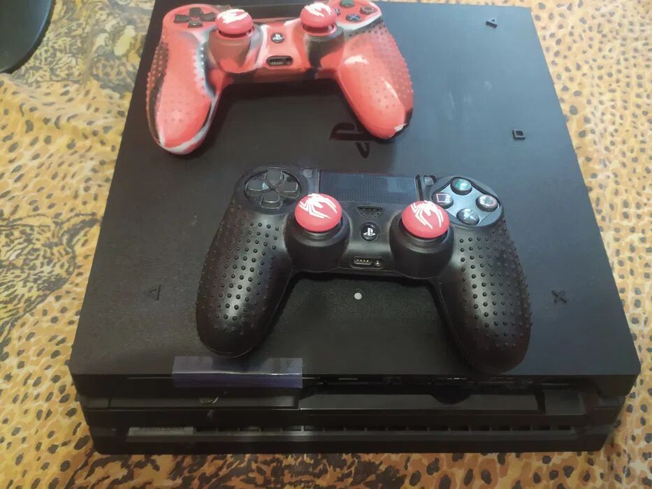 Продам PS4 Pro 1Tb