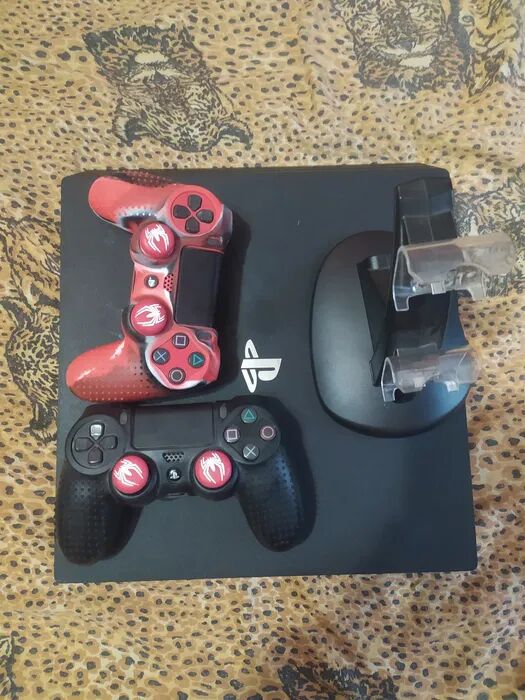 Продам PS4 Pro 1Tb