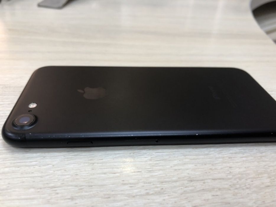 Продам Iphone 7