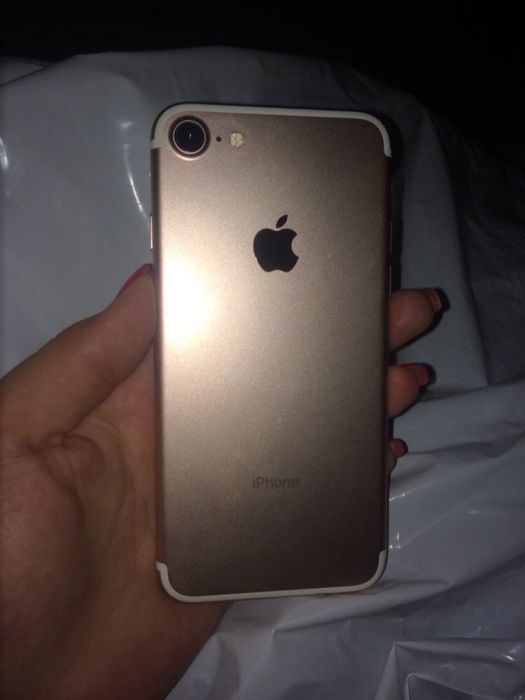 Продам айфон 7rose gold 
