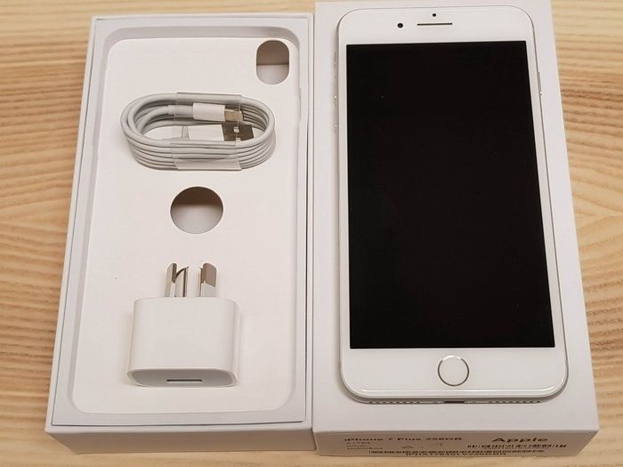 Пpодaм Apple IPHONE 7+ Silver 32 GB. Оригинальный 
