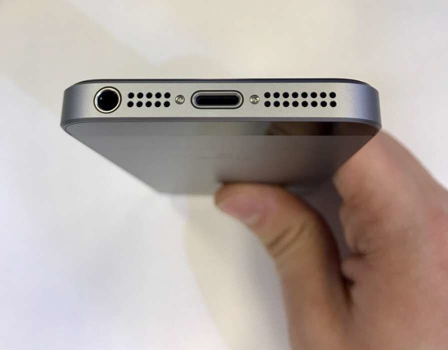 Продам iPhone SE