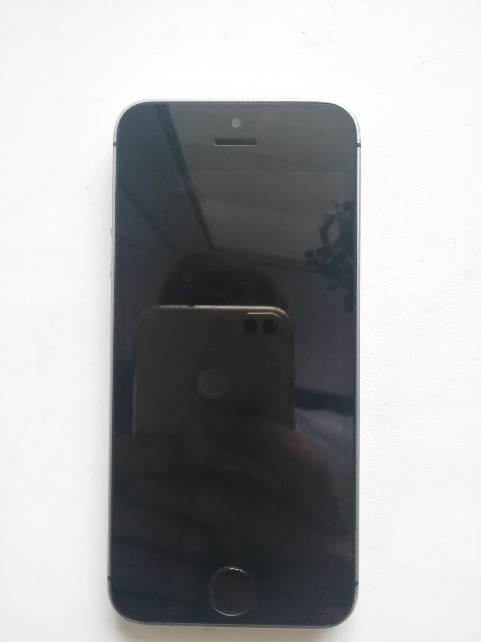 Продам iPhone SE