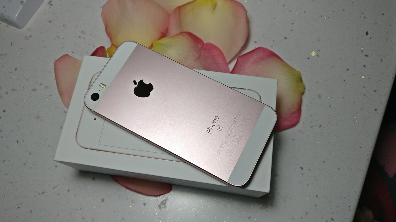 Продам или обменяю iPhone se rose gold 128gb.