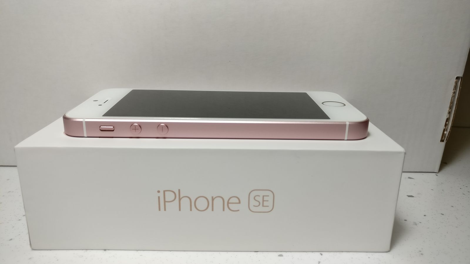 Продам или обменяю iPhone se rose gold 128gb.