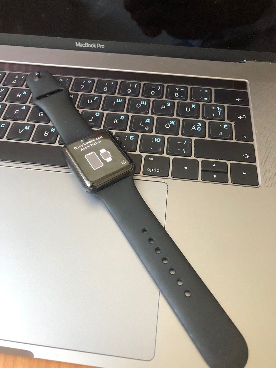 Apple Watch Series 3 GPS + Cellular 42mm Space Black Stainless Steel 