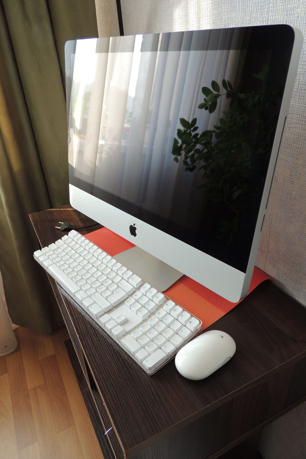 iMac 21.5 2010 полный комплект как НОВЫЙ