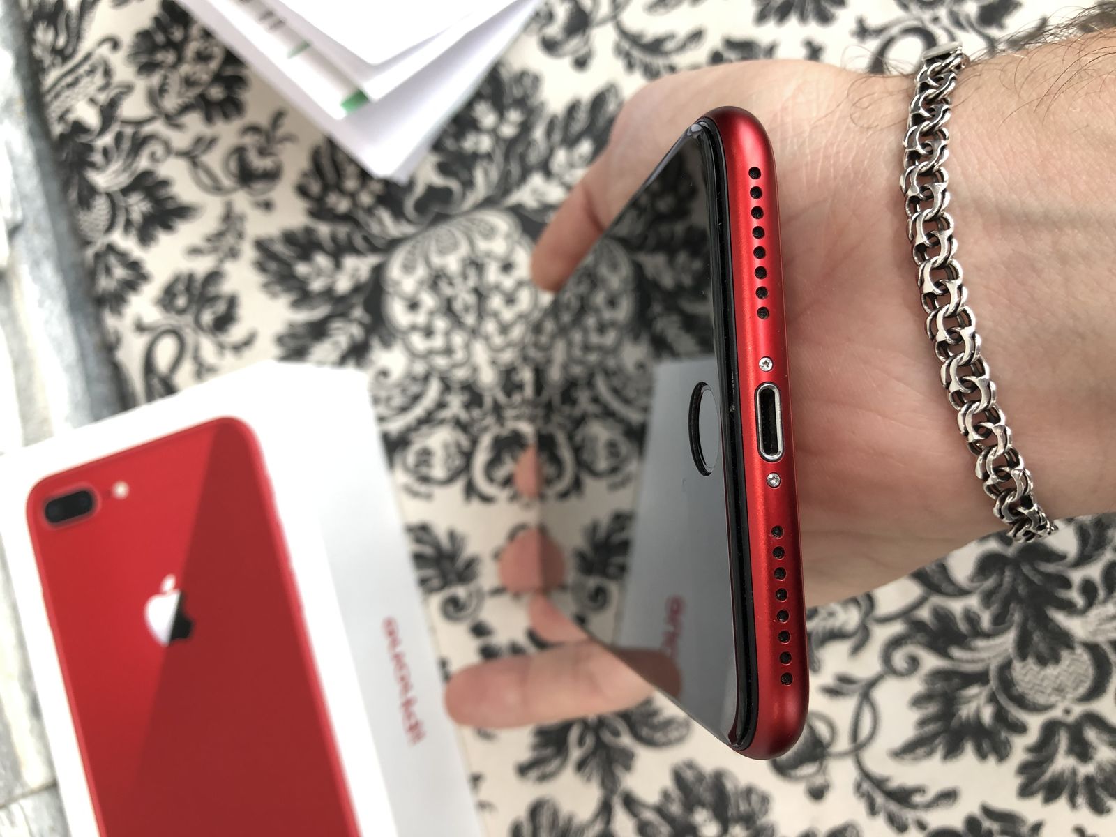 Продам iPhone 8 Plus 64 GB Product RED Ідеал