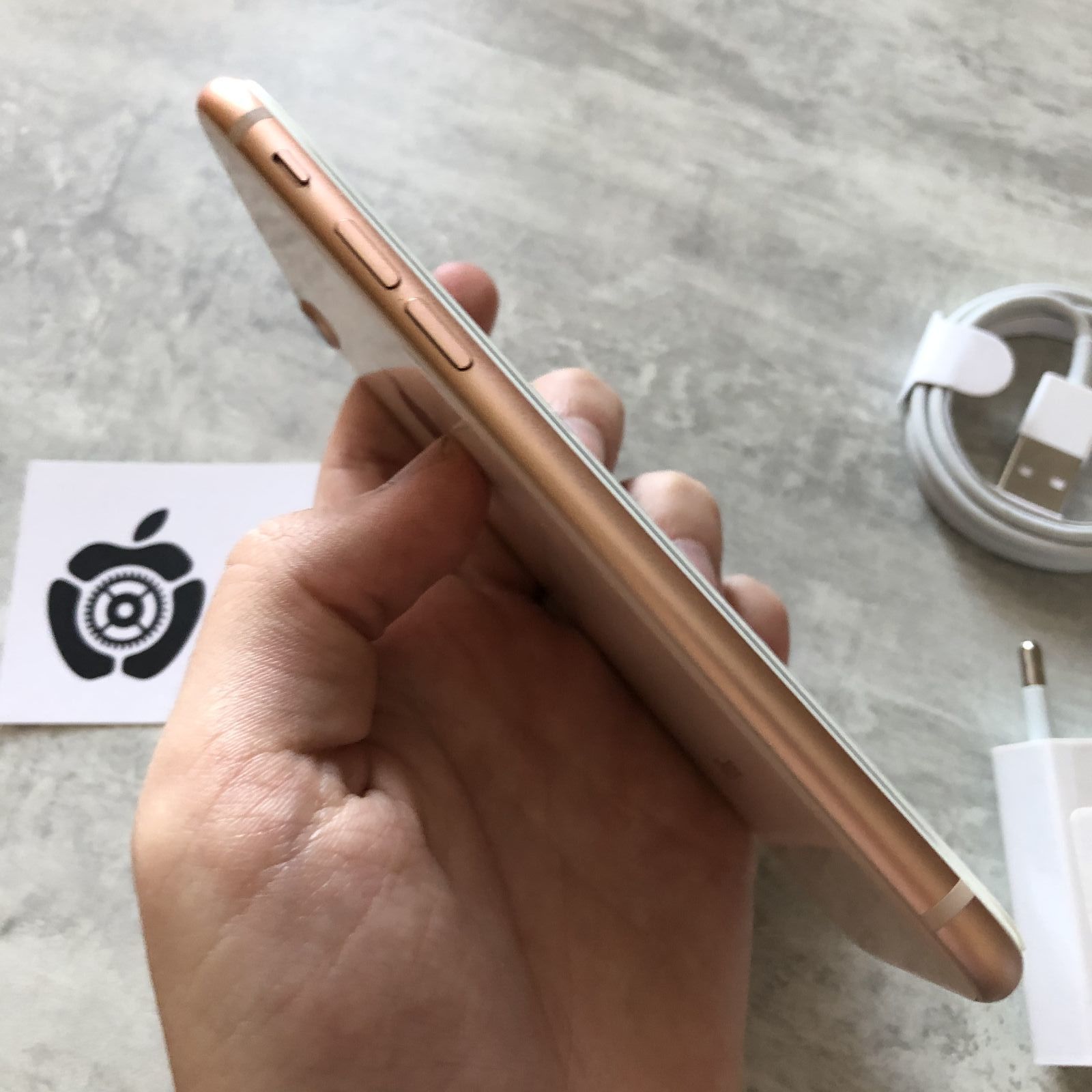 iPhone 8 64GB Gold Neverlock Стан: 9/10