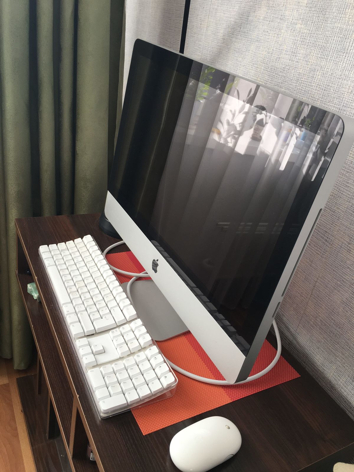 IMac 21.5 2010 полный комплект как НОВЫЙ
