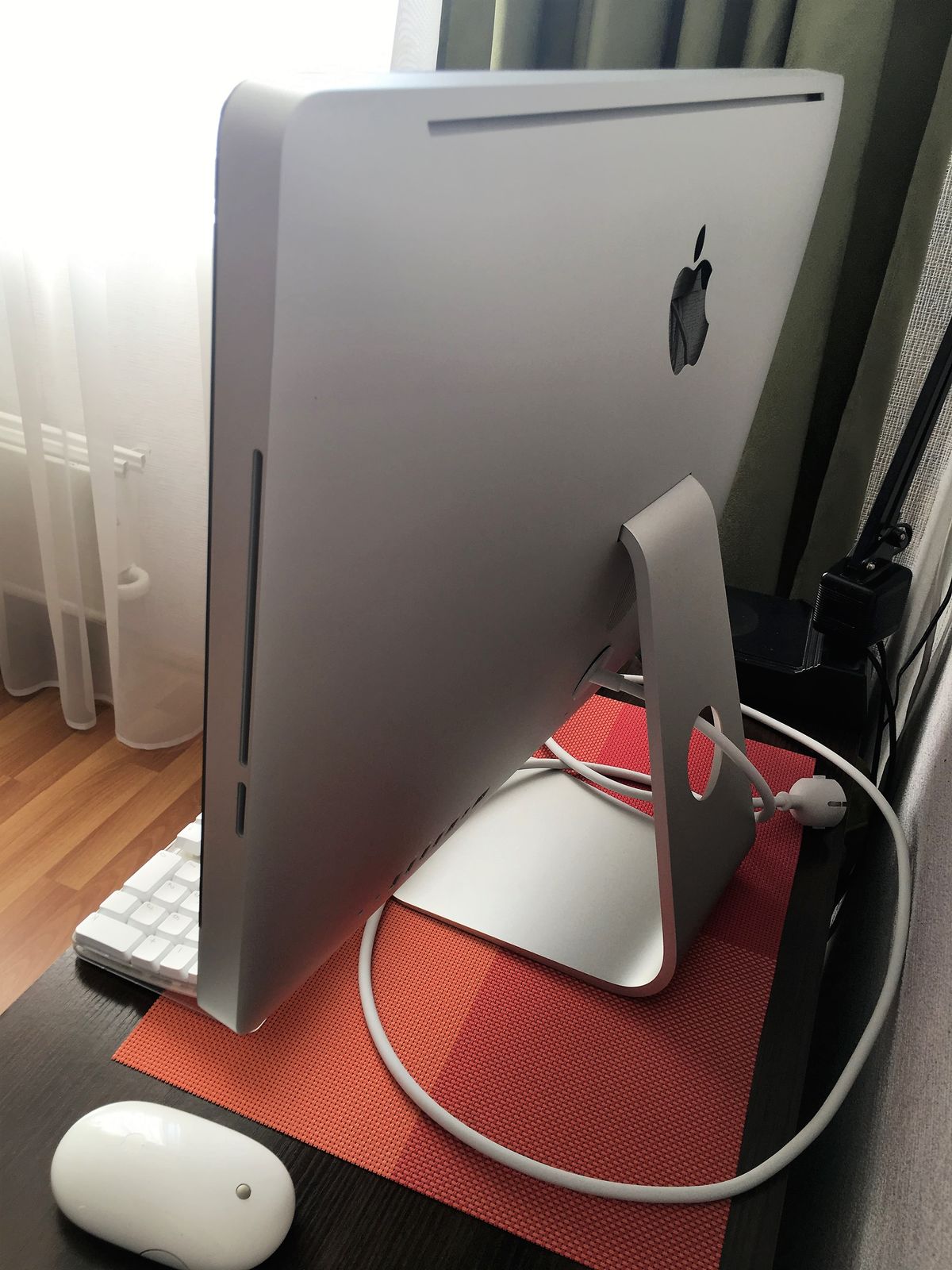 IMac 21.5 2010 полный комплект как НОВЫЙ