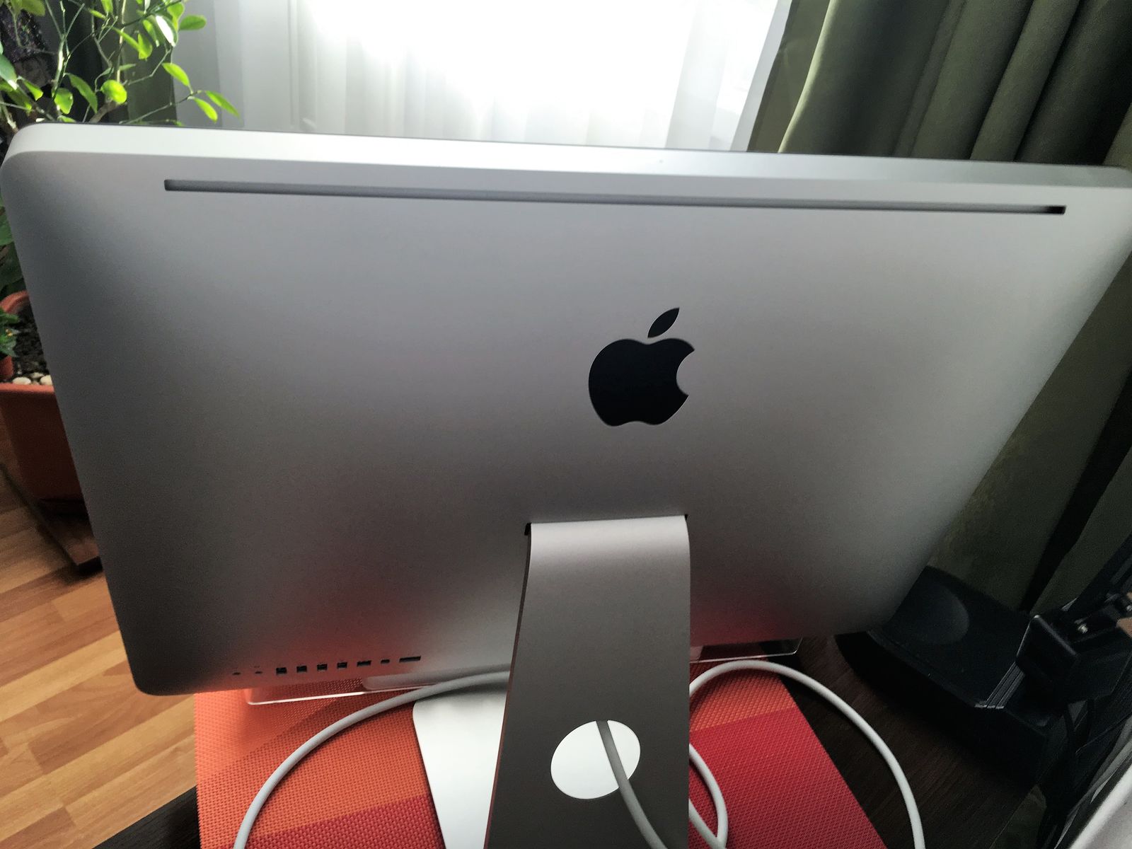 IMac 21.5 2010 полный комплект как НОВЫЙ