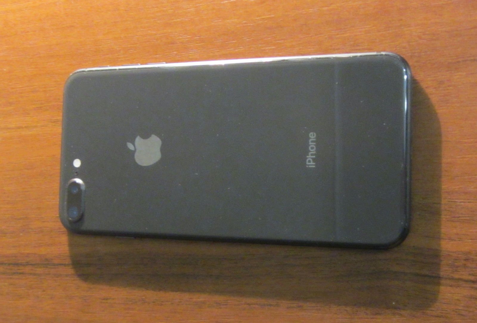 Apple iPhone 8 Plus 64GB + Apple Watch Sport 42mm + iPod Nano 7