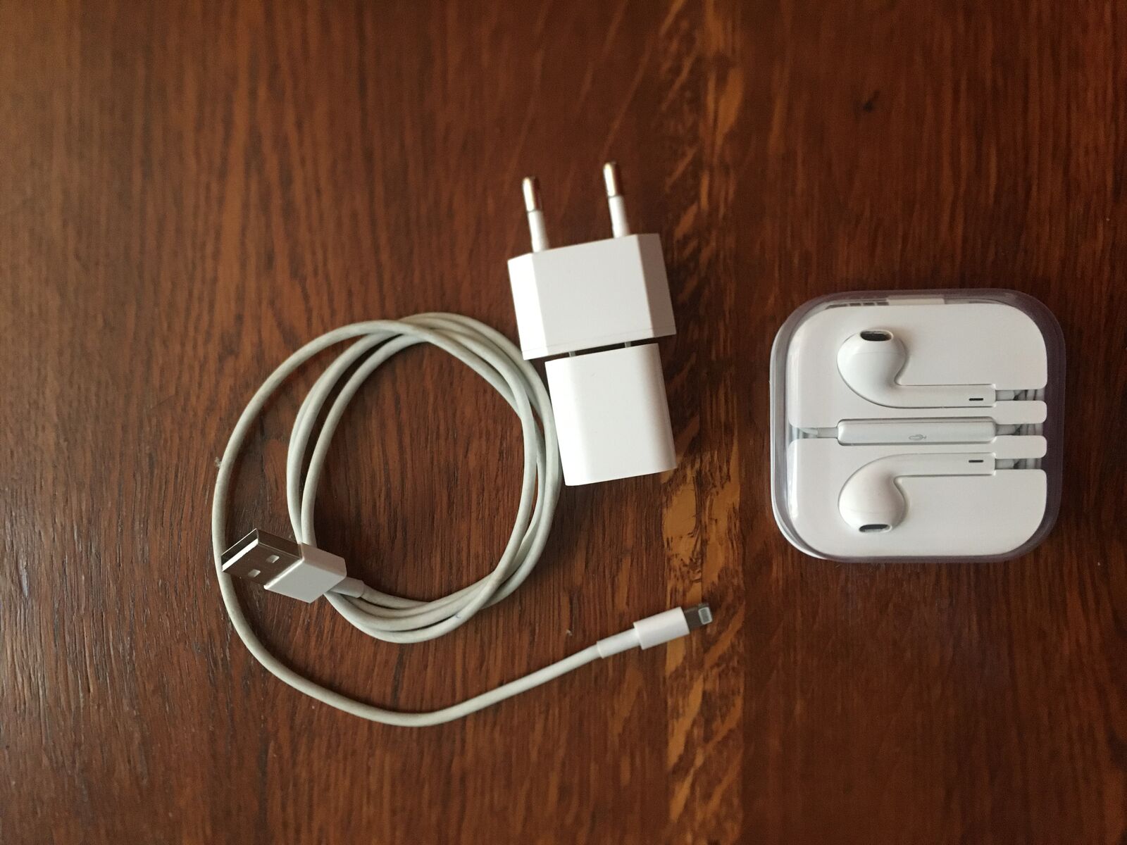 Iphone 6s, 64 gb + оригинальные блок, шнур и наушники