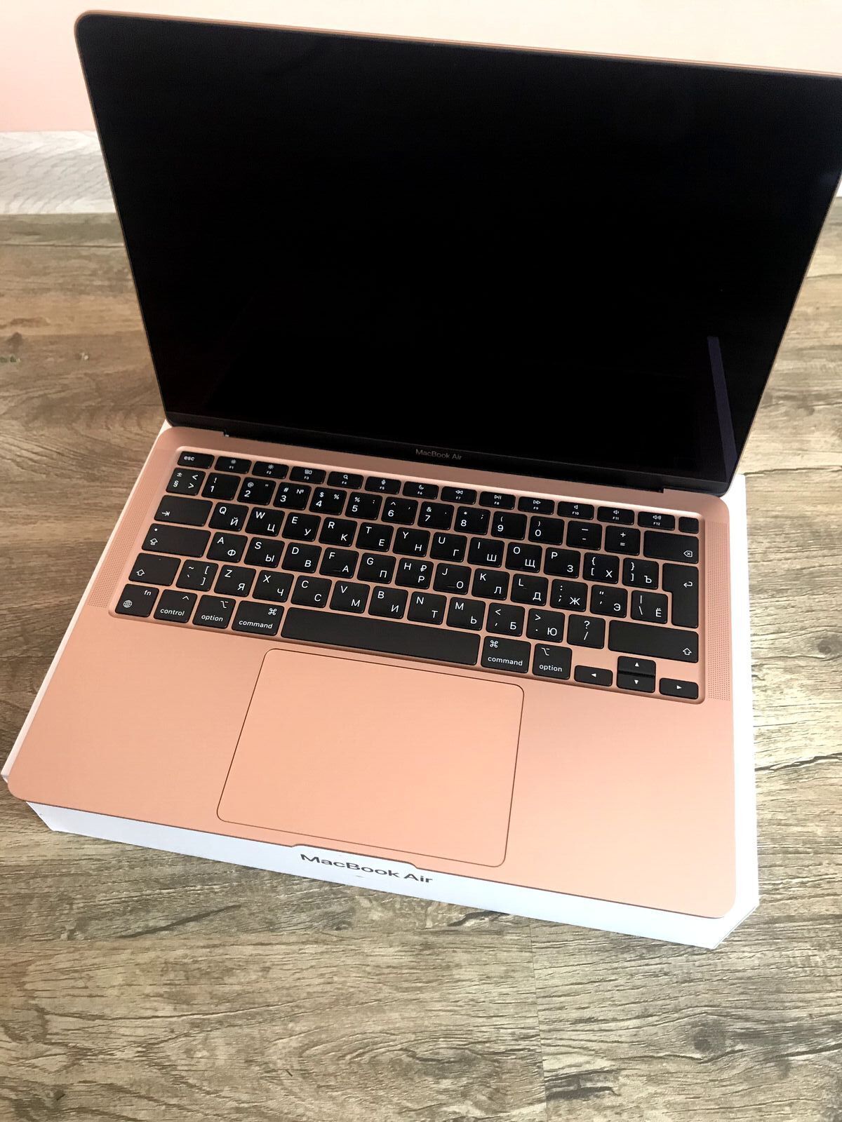 Продам MacBook Air (M1, 2020) 256 gb